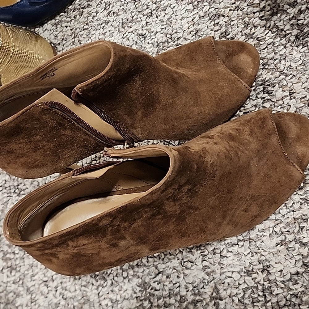 SHOES - Picture 1 of 3